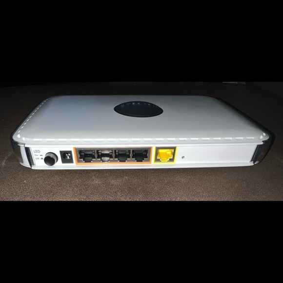 NetGear WPN824 v3 RangeMax Wireless Router - Picture 4 of 5